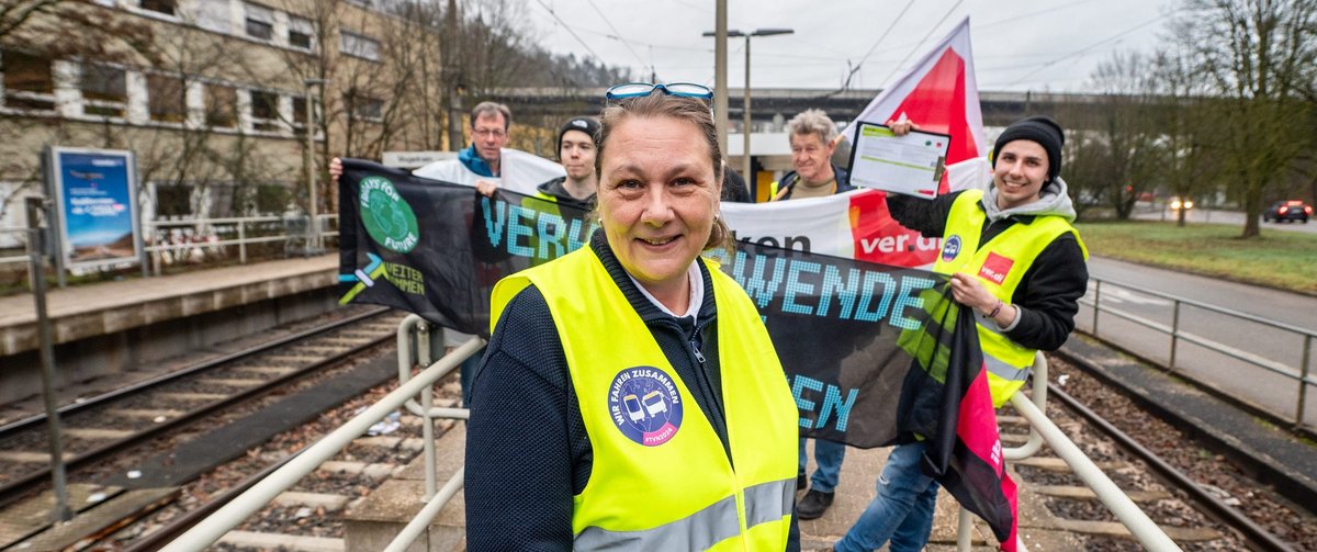 Ein Vorlauf: Schon Anfang Februar gab es beim Warnstreik der SSB eine gemeinsame Aktion mit Fridays for Future. Hier angeführt von Straßenbahnfahrerin Beate Dittus in Heslach. Foto: Jens Volle