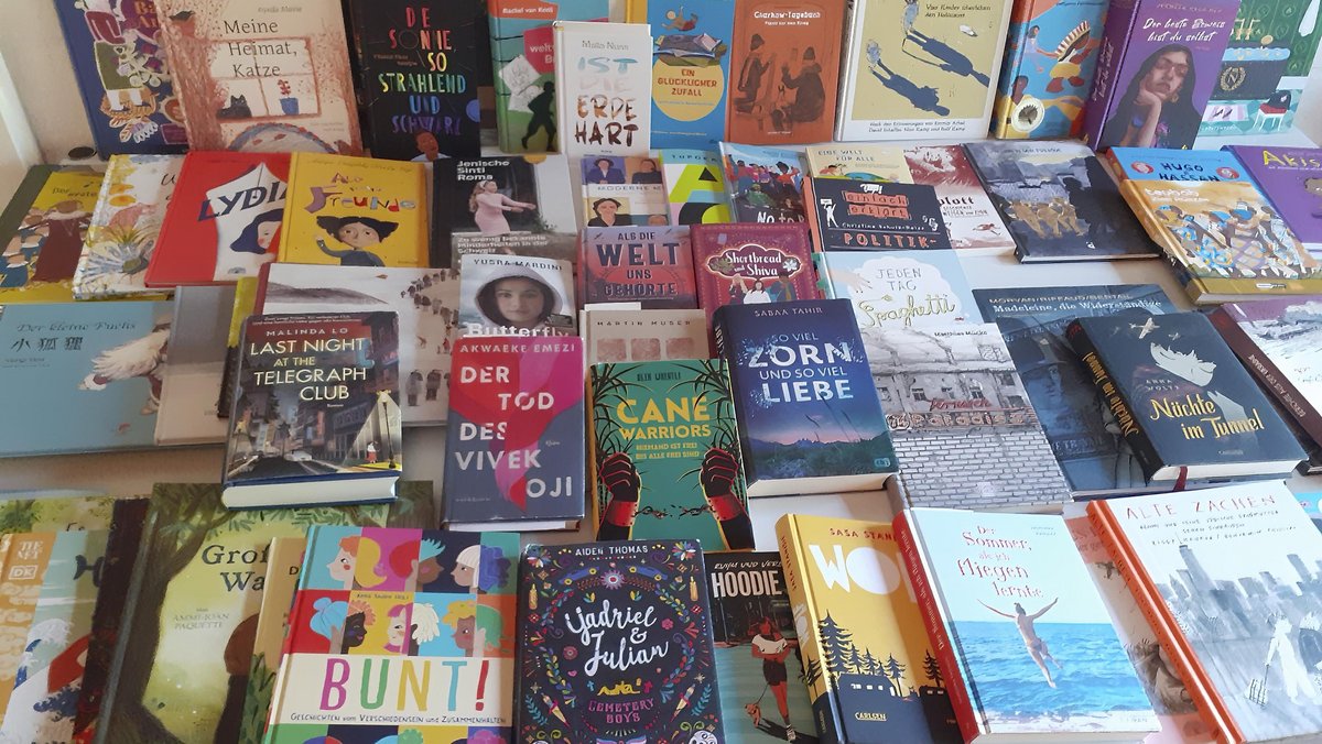 Büchertisch mit all den Büchern, die im neuen Kolibri-Heft empfohlen werden.