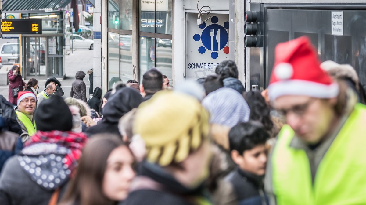 Lange Schlangen vor den Tafelläden.