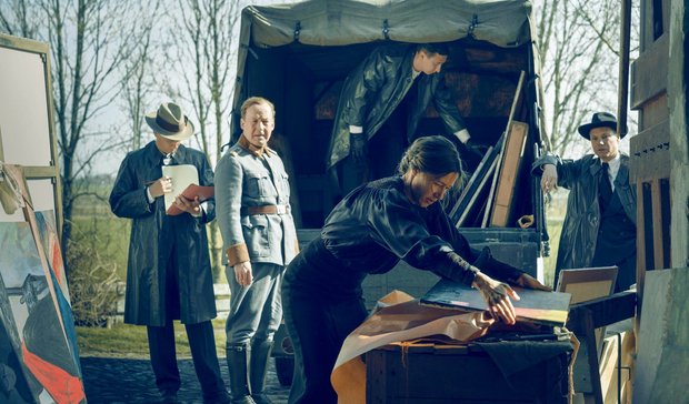 Abtransport: Die Malersgattin Ditte Nansen übergibt die beschlagnahmten Bilder.