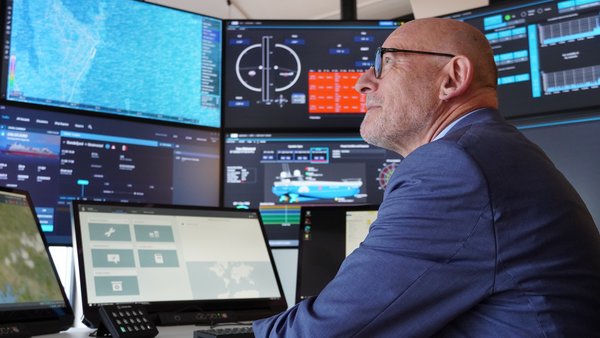 Fasziniation Hightech: Verkehrsminister Hermann, Grüne, darf in Norwegen autonom fahrende Schiffe überwachen. Foto: Johanna Henkel-Waidhofer