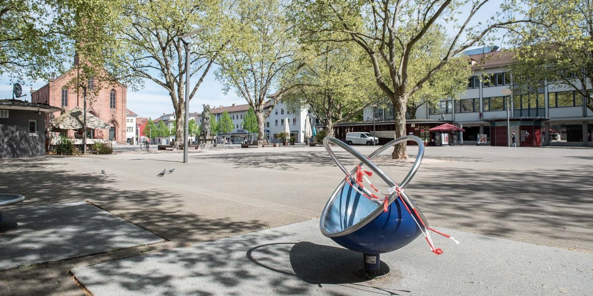 Spielgeräte und Lümmelplätzchen auf dem Marktplatz bei der Friedenskirche: gesperrt. Spielgeräte und Lümmelplätzchen auf dem Marktplatz bei der Friedenskirche: gesperrt.