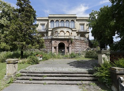 Privatisierung öffentlichen Eigentums: Die Marmorgruppe "Jupiter und Antiope" stand in der Grotte der Villa Berg. Der SWR hat sie 2010 für 50 000 Euro versteigern lassen. Foto: Joachim E. Röttgers
