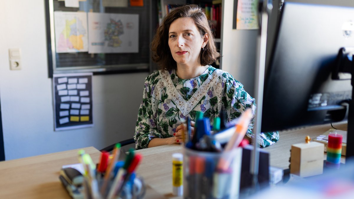 Beraterin Dolores Veledar-Peric in ihrem Büro. Fotos: Julian Rettig