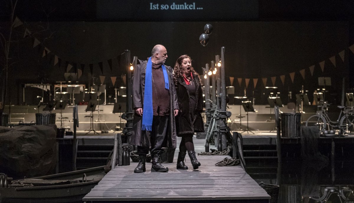 Es werde Licht, wenn's um die Zukunft des Opernhauses geht – nicht nur bei "Herzog Blaubart" im Interim Paketpostamt. Fotos: Joachim E. Röttgers