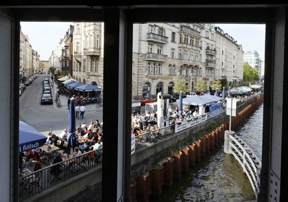 Am Spreeufer steppt der Bär. Kneipe "Ständige Vertretung", fotografiert vom Bahnhof Friedrichstraße aus.