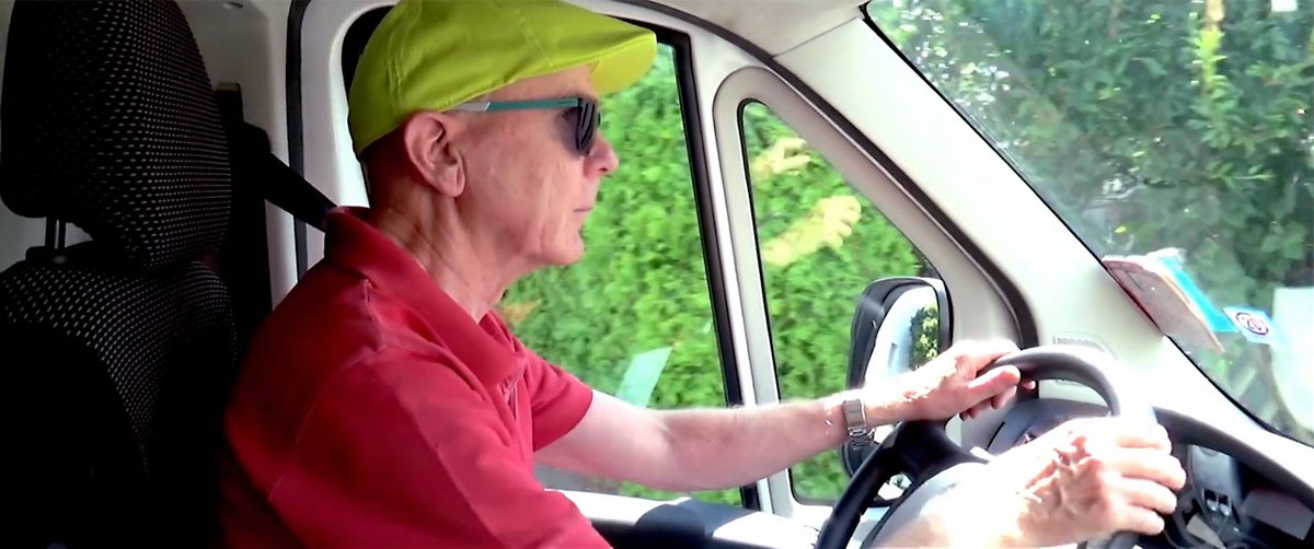 Musik, Wind um die Ohren und Käppi auf dem Kopf, so geht er auf Tour: Gerhard Göbelt in seinem Kinomobil. Filmstills: www.kultourhelden.de Musik, Wind um die Ohren und Käppi auf dem Kopf, so geht er auf Tour: Gerhard Göbelt in seinem Kinomobil. Filmstills: www.kultourhelden.de