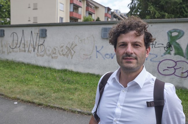 Der alte Schriftzug ist noch da, er kennt ihn aus seiner Zeit als Quartiersmanager.