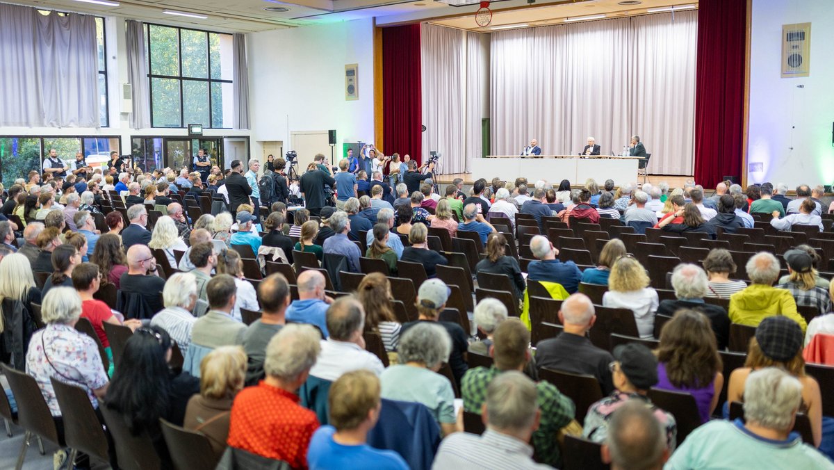 Binnen eines Tages war die Hermann-Hepper-Halle ausgebucht, aber viele Plätze blieben leer. Binnen eines Tages war die Hermann-Hepper-Halle ausgebucht, aber viele Plätze blieben leer.