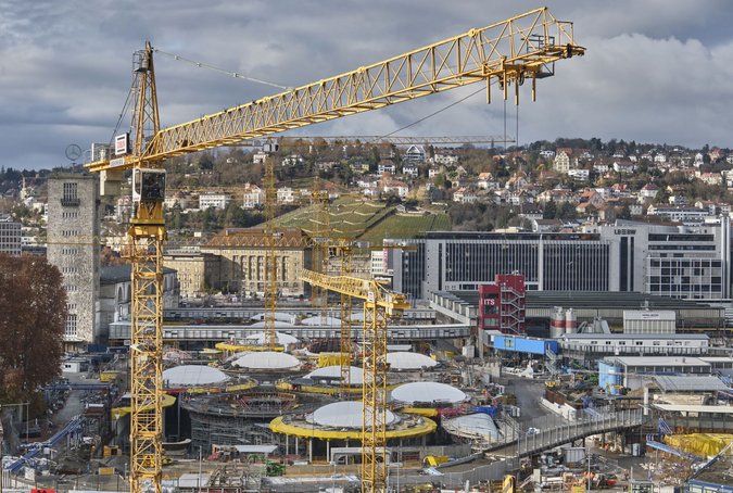 Blick auf den Tiefbahnhof Anfang Dezember: Eins, zwei ... viele Kelchstützen füllen das Loch.
