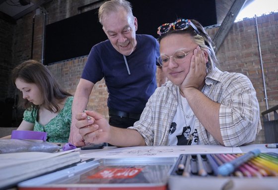 ... und kommentiert ab und an, hier eine Zeichnung von Arjann Härtner.