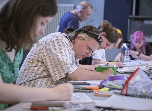 Gerhard Seyfried hält sich im Hintergrund ...