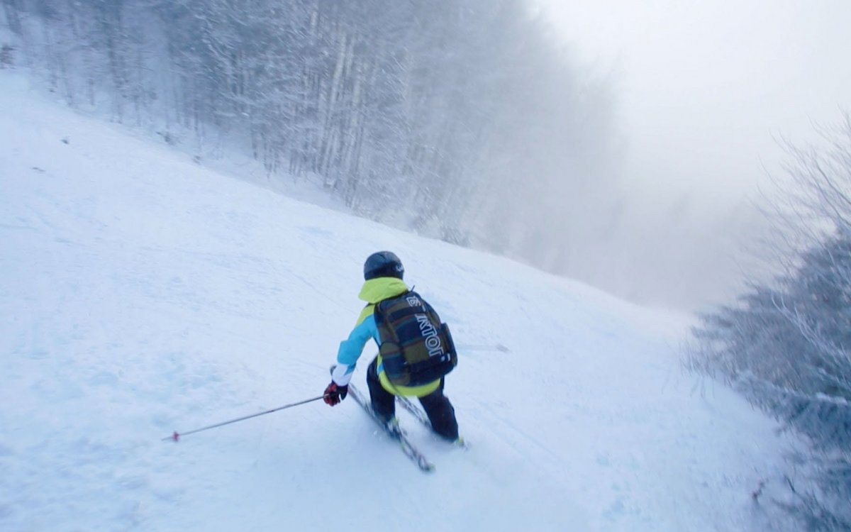 Vincent lebt in Österreich und fährt auf Skiern zur Schule, durch lawinengefährdetes Gebiet. Solange es die Erderwärmung noch zulässt. 