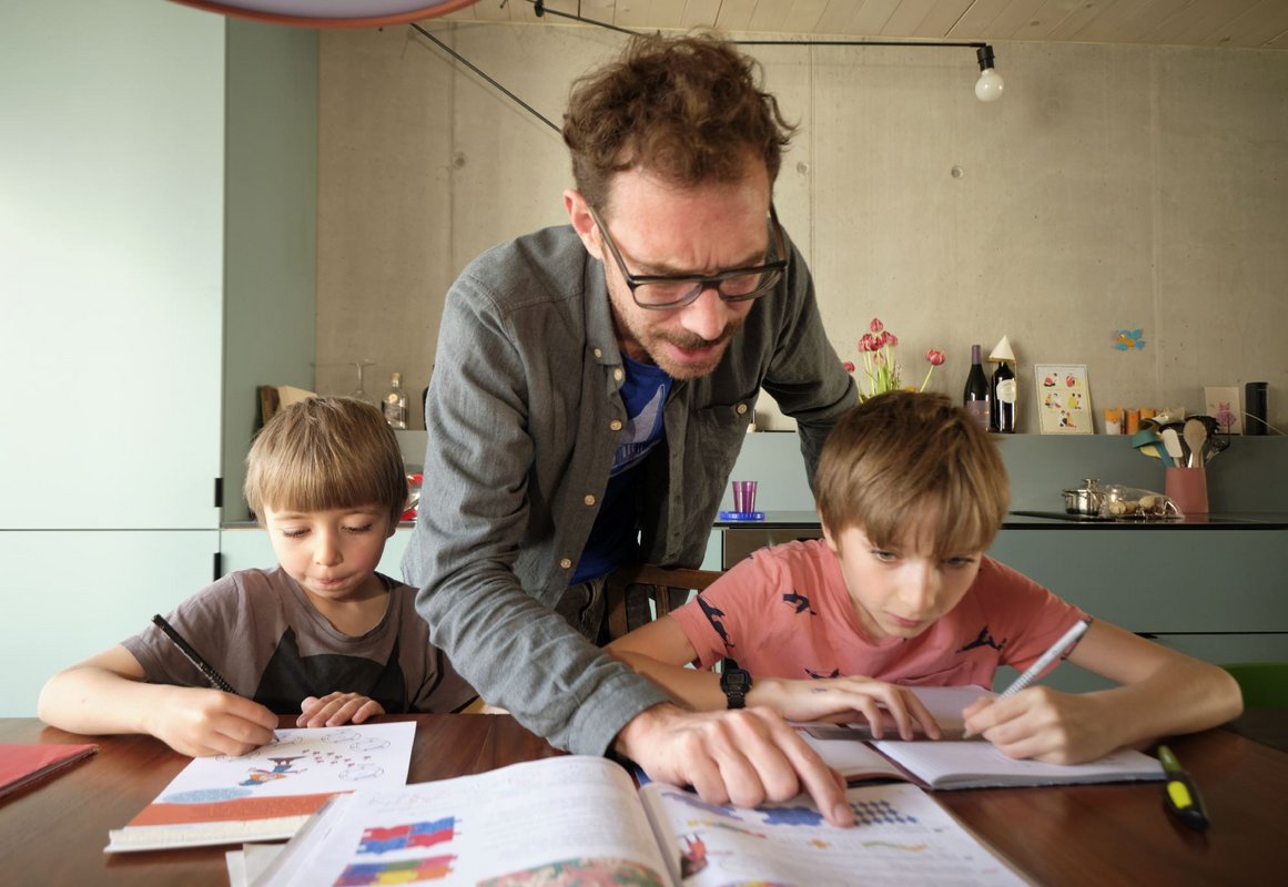 Schule at home: Vater unterrichtet seine Söhne am Wohnküchentisch. Fotos: Joachim E. Röttgers
