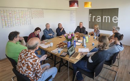 Vor dem Interview stellt sich die Kontextredaktion Kochs Blattkritik.