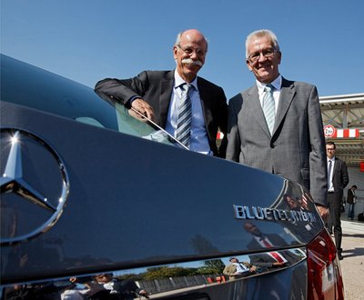 Während der Ministerpräsident (neben Daimler-Chef Zetsche) auf den Hybrid setzt...