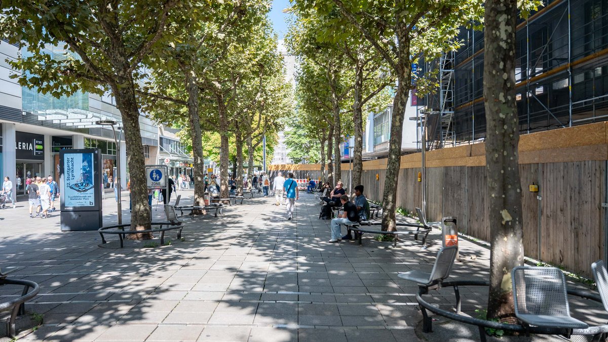 Mehrere Hundert Meter Zaun entlang der Königstraße – auch die werden sicherlich noch vermarktet.
