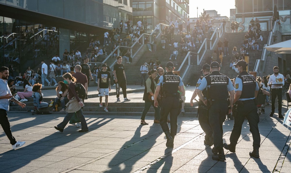 Auch Polizei tummelt sich im Getümmel.