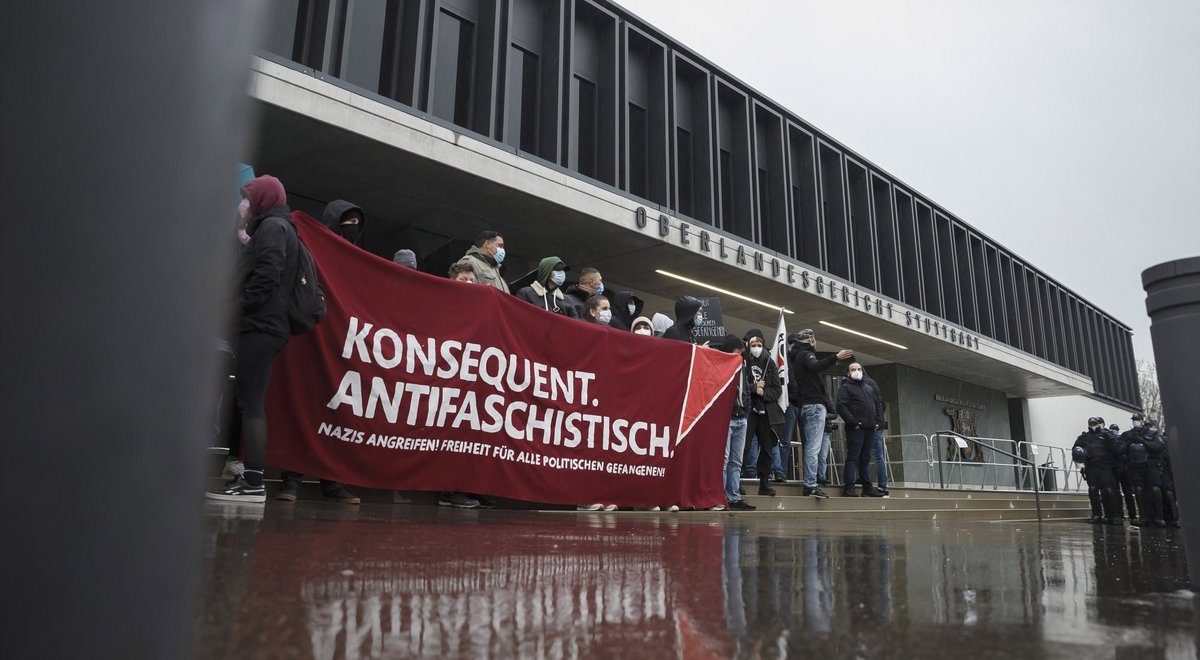 Zum Prozessbeginn vor dem Gerichtsgebäude in Stuttgart-Stammheim: Grüppchenbildung. Mehr davon mit Klick auf den Pfeil.