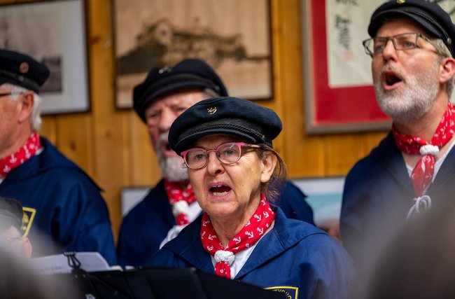 Der Chor ist weiblicher geworden: Inzwischen gehört auch eine Frau zur Kameradschaft. Der Chor ist weiblicher geworden: Inzwischen gehört auch eine Frau zur Kameradschaft.