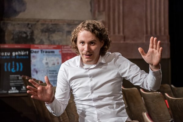 "Mir ist es egal, ob Schauspieler eine professionelle Ausbildung haben oder nicht. Die sollen was zu erzählen haben."