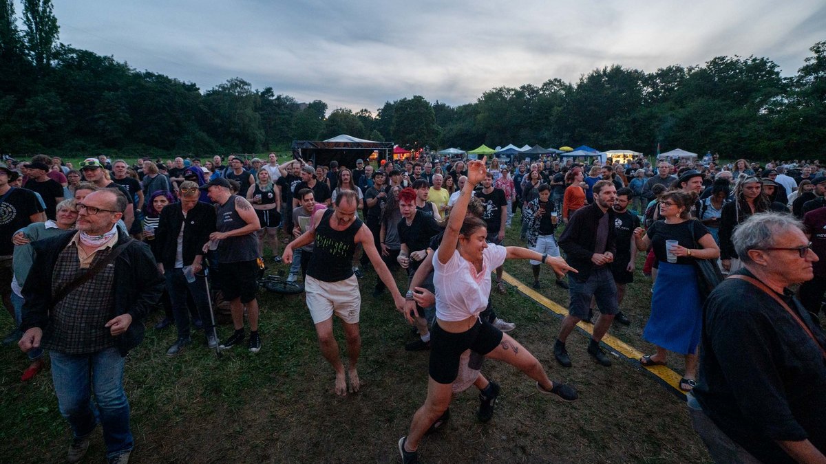 Die BesuchDie Besucher:innen tanzen sich die Seele aus dem Leib.