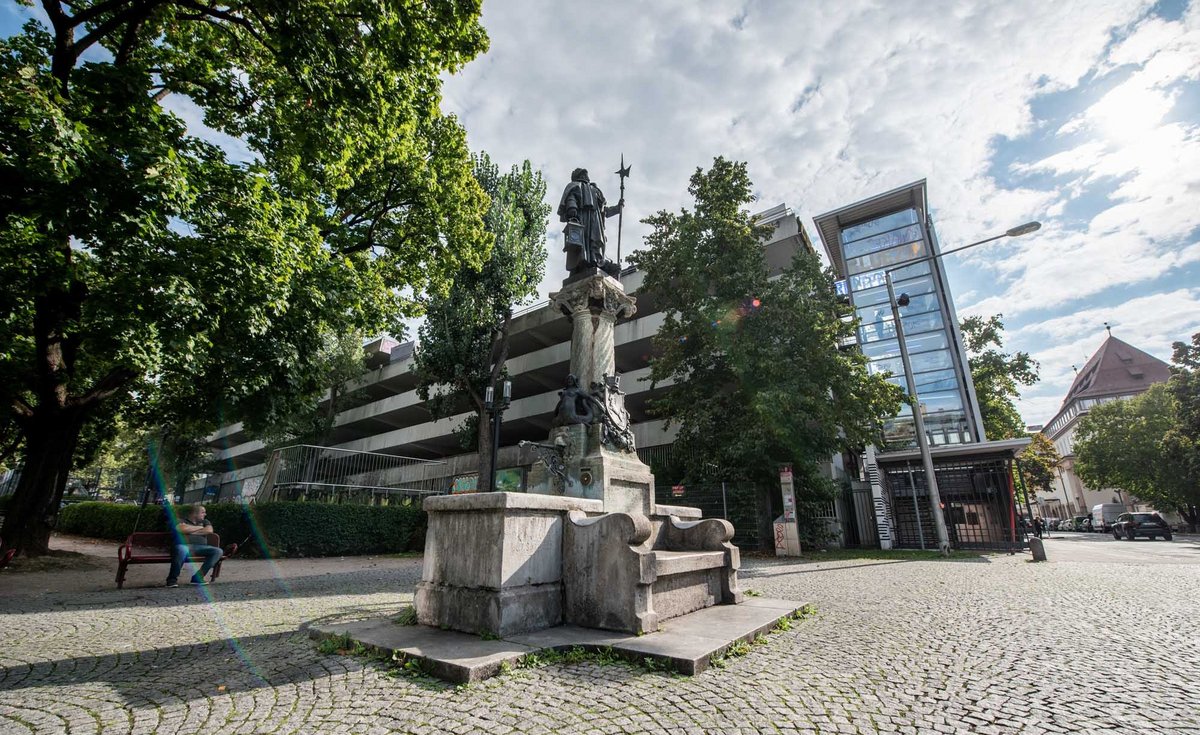 Nachtwächterbrunnen mit Bronzeskulpturen von Adolf Fremd, seit 1900 am Leonhardsplatz. Nachtwächterbrunnen mit Bronzeskulpturen von Adolf Fremd, seit 1900 am Leonhardsplatz.