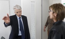 Die beleuchtete Brücke in Köln etwa, die einen Fisch darstellen soll. Bilder vom Abschlussgottesdienst 1999 in Stuttgart. "Ich saß irgendwo da", sagt Barner und deutet nach ganz vorne. Was nimmt man einem wie ihm übel? "Dass ich wenig Zeit habe", sagt