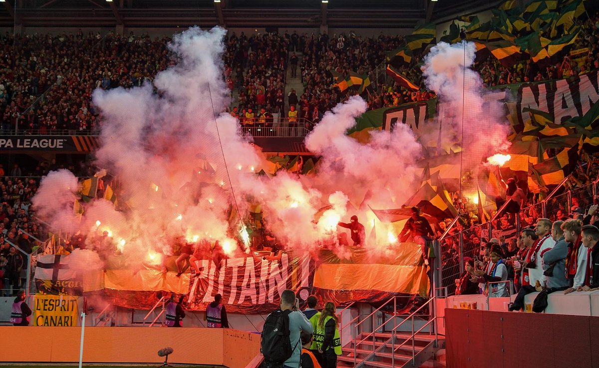 Daten von ihnen fragte die Polizei beim Verband Dehoga an: Fans des FC Nantes am 29. September 2022 in Freiburg. Foto: Arne Amberg