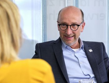 Münch will am Freitag auf die Straße und am Sonntag spazieren auf der Theo, erzählt er im Interview.