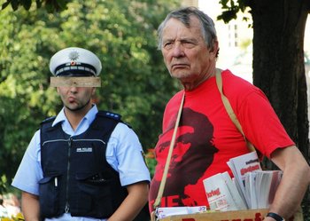 Grohmann und der Polizist (mit Balken). Foto: privat