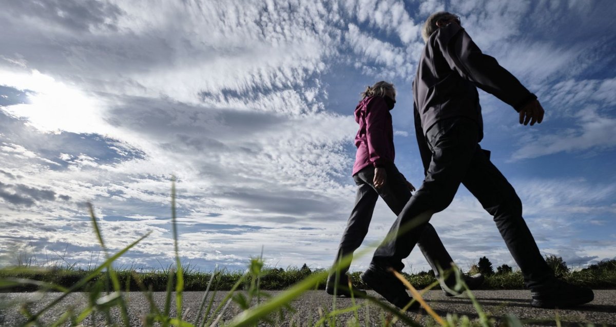 Die Pandemie hat die exotische Fortbewegungsart des Spazierengehens neu belebt. Fotos: Joachim E. Röttgers Die Pandemie hat die exotische Fortbewegungsart des Spazierengehens neu belebt. Fotos: Joachim E. Röttgers