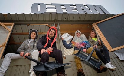 Das O-Team beim Heimspiel – auf ihrem Container bei der Wagenhalle. Von links: Nina Malotta, Samuel Hof, Folkert Dücker und Antonia Beermann. Foto: Joachim E. Röttgers