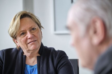 Von Angesicht zu Angesicht: Kontext-Redakteur Josef-Otto Freudenreich im Gespräch mit Susanne Eisenmann.