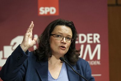 Für Breymaier und Luisa Boos genau die Richtige für den Fraktionsvorsitz: Andrea Nahles.