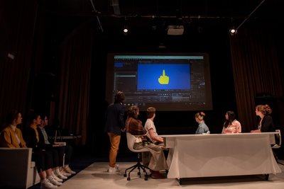 Fokusgruppe bei der Arbeit.