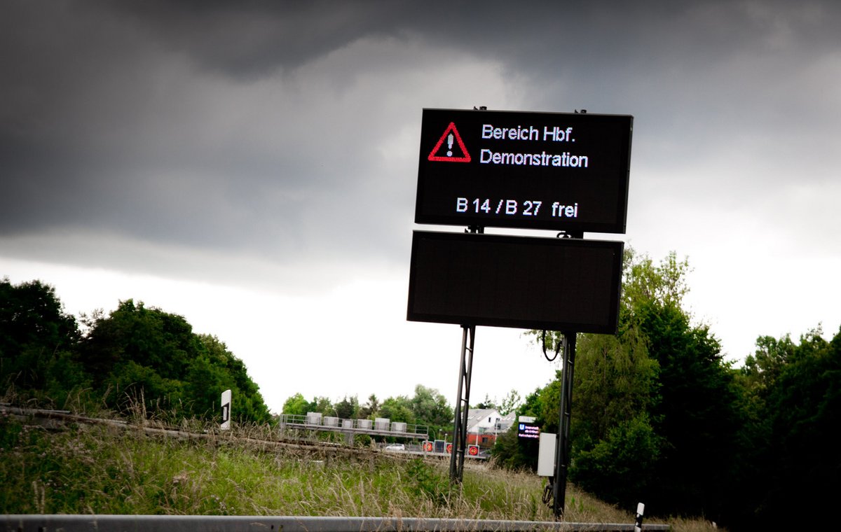 2011 ein gewohnter Anblick: Verkehrswarnung auf der Einfallstraße zur Protesthauptstadt Stuttgart.