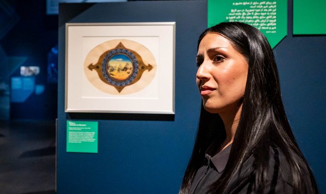 "Entangled"-Mitglied Hosa Mangal mit einem Bild ihres Vaters Nasser Mangal, ...