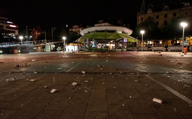 Bescheuert auf sehr vielen Ebenen: Wegen "Vandalismus" wird der Stuttgarter Marienplatz in Wochenend-Nächten gesperrt. Foto: Jens Volle Bescheuert auf sehr vielen Ebenen: Wegen "Vandalismus" wird der Stuttgarter Marienplatz in Wochenend-Nächten gesperrt. Foto: Jens Volle