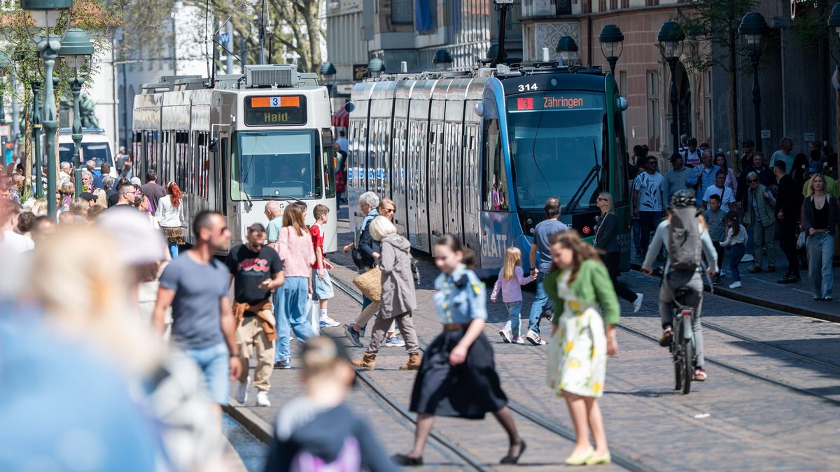Straßenbahn, Fuß- und Radverkehr teilen sich den öffentlichen Raum – das funktioniert in Freiburg auch ohne Schranken und Ampeln.