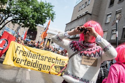 Die Fußball-"Schmudelkinder" seien Engagierten suspekt, sagt die Rechtsanwältin. Hier: Demo #NoPolG, Stuttgart. 