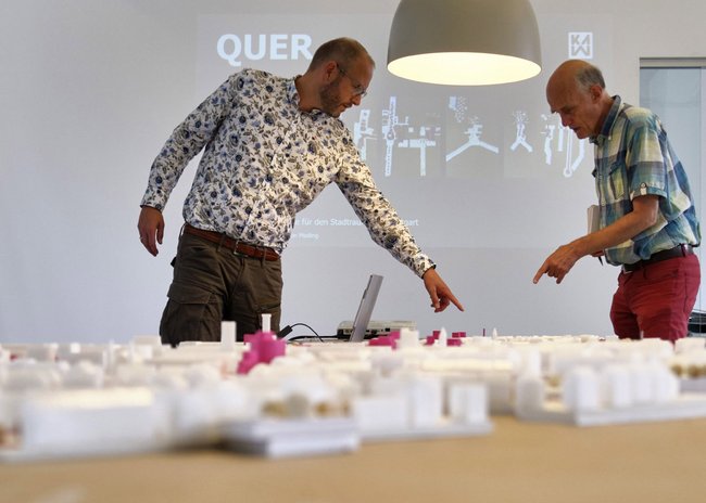 Für von Meding (hier mit Kontext-Autor Dietrich Heißenbüttel, rechts) das Wichtigste: Hinweise von BürgerInnen beim Planen einbeziehen. Für von Meding (hier mit Kontext-Autor Dietrich Heißenbüttel, rechts) das Wichtigste: Hinweise von BürgerInnen beim Planen einbeziehen.