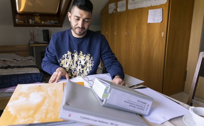 Sein Zimmer unterm Dach: Hier hat Alaa gelernt – erst die Sprache, dann das Metier. Sein Zimmer unterm Dach: Hier hat Alaa gelernt – erst die Sprache, dann das Metier.