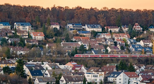 Auf Halbhöhe umrundet die Trasse den halben Talkessel. Hier kreuzt sie den Stadtteil Dachswald. Foto: Joachim E. Röttgers