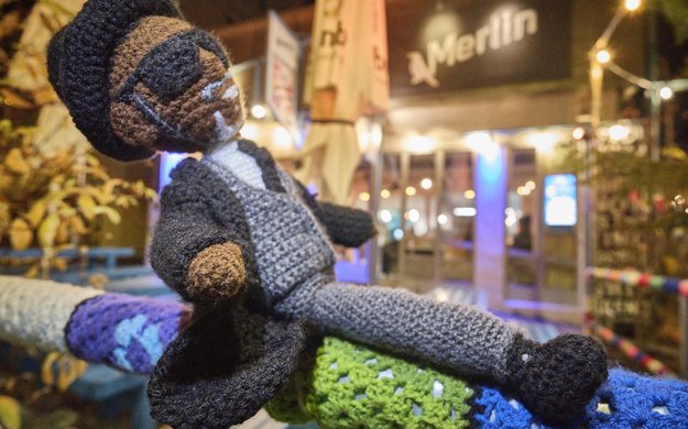 Big Daddy Wilson lehnt lässig auf dem Geländer.