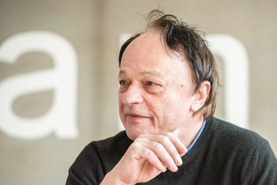 Harry Walter, Spezialist für Miniaturen und Ornamente, in der alten Kontext-Redaktion, Januar 2023. Foto: Jens Volle Harry Walter, Spezialist für Miniaturen und Ornamente, in der alten Kontext-Redaktion, Januar 2023. Foto: Jens Volle