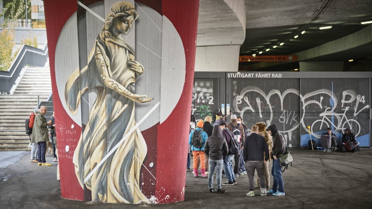 Ort der Gegensätze: unter der Stuttgarter Paulinenbrücke. Mehr Fotos mit Klick auf den Pfeil.