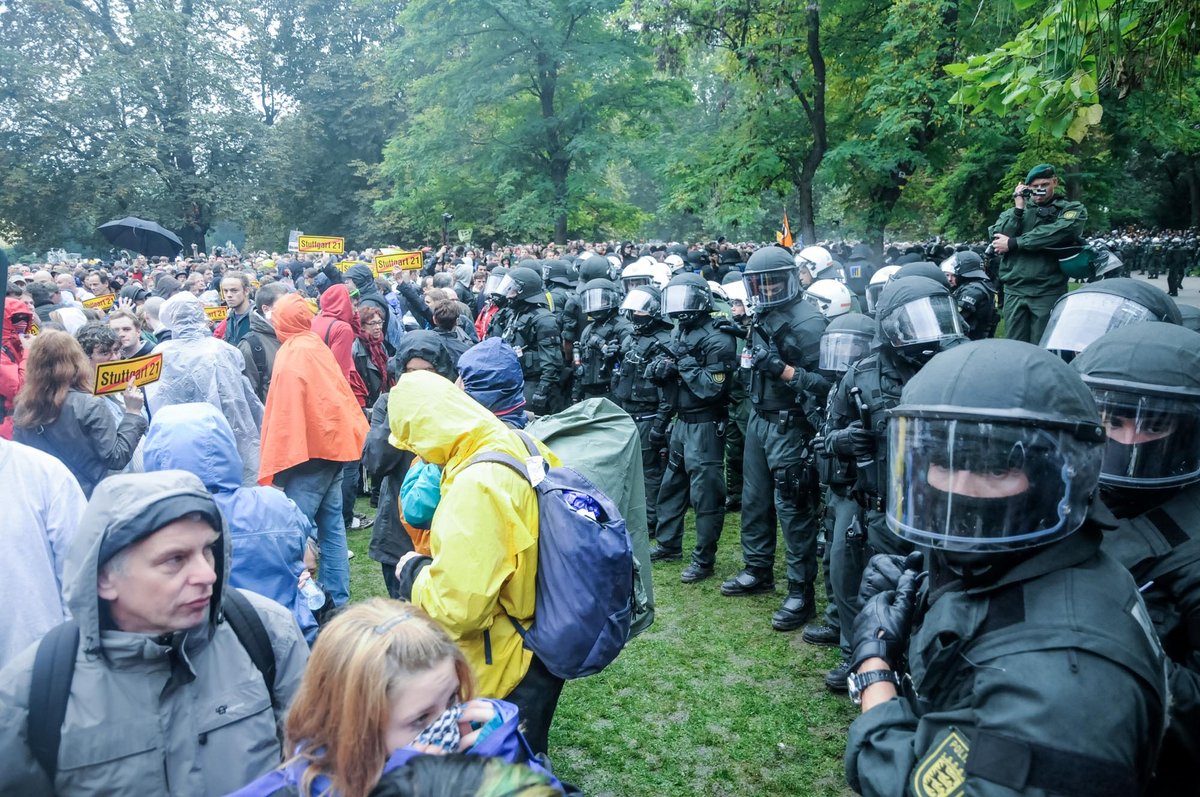 Nach und nach riegeln die Polizeieinheiten immer größere Teile des Schlossgartens ab …