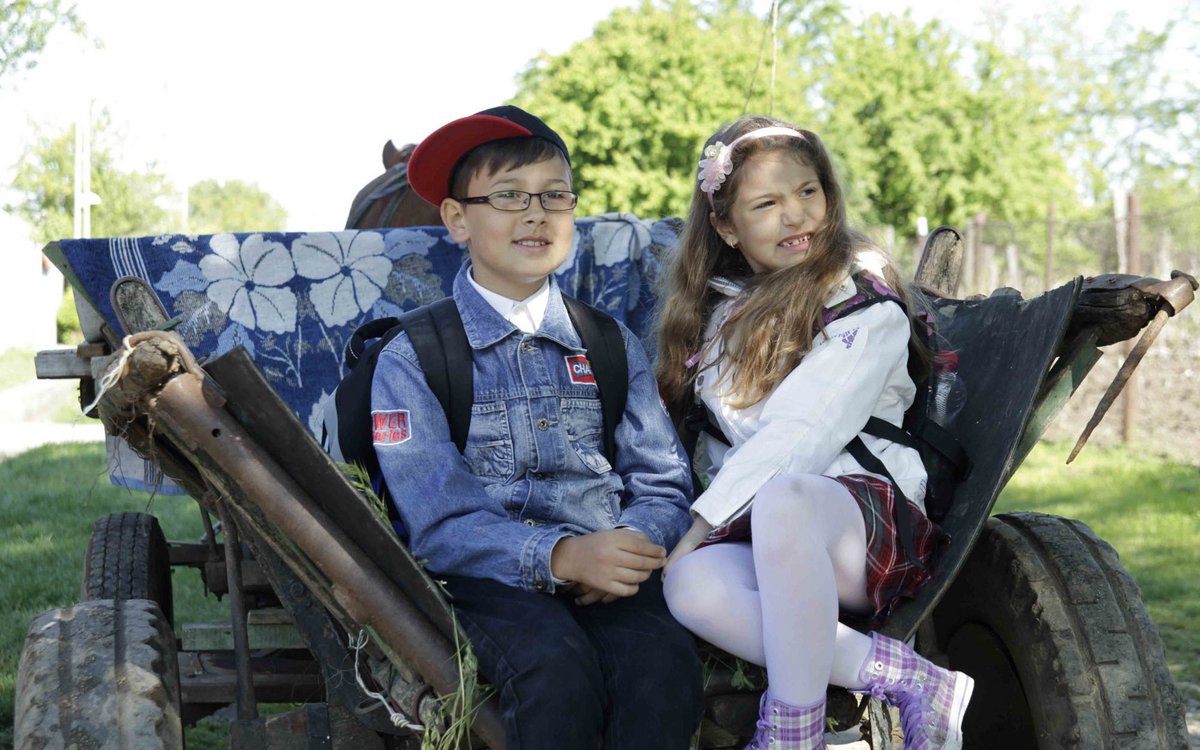 Die rumänischen Geschwister Andri und Candeaca bestreiten Teile ihres Schulwegs an guten Tagen mit dem Eselskarren. An schlechten Tagen ... Die rumänischen Geschwister Andri und Candeaca bestreiten Teile ihres Schulwegs an guten Tagen mit dem Eselskarren. An schlechten Tagen ...