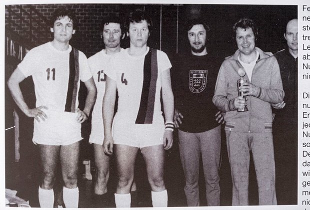 Toni (Nummer vier) ist eine Stütze der TSG Ehingen. Aus Ritter, Udo: Dies ist mein bestes Jahr, Selbstverlag, 2000, Seite 55